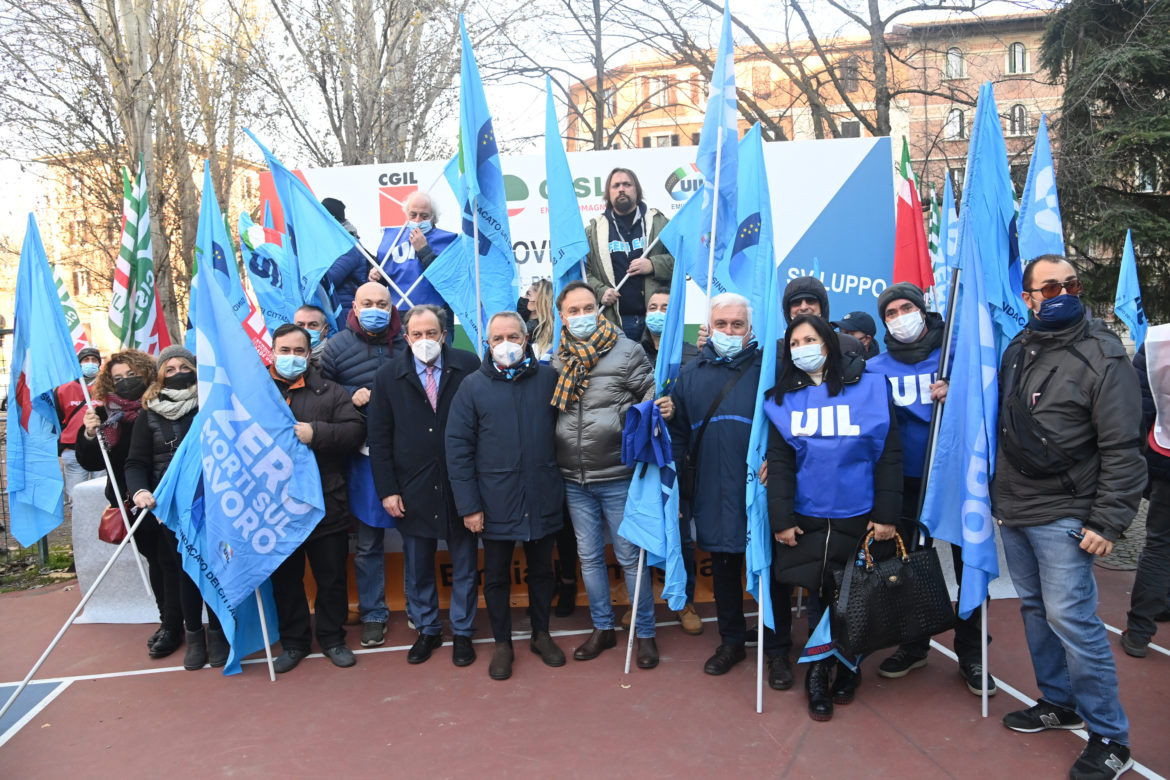 Contro la manovra finanziaria, la UIL ER in piazza dell’Unità a Bologna